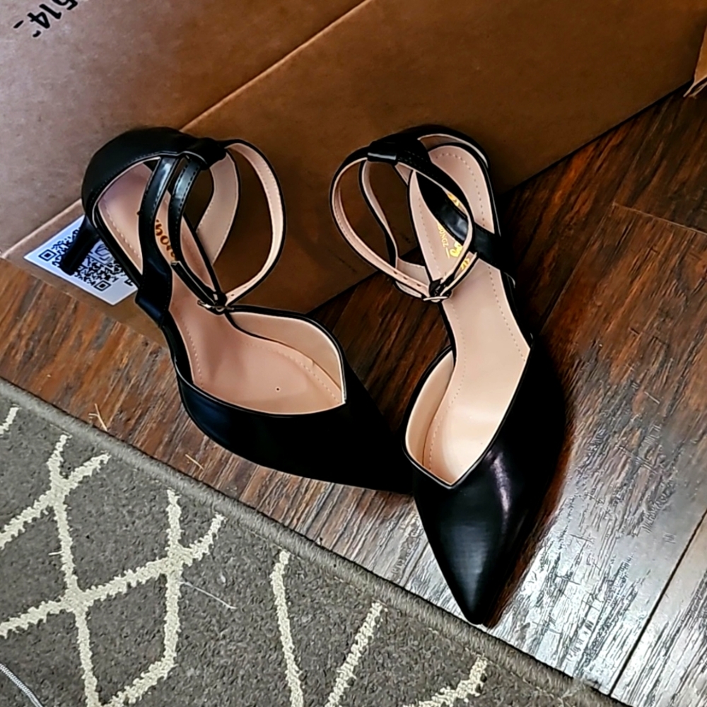 NEW RIBONGZ HEELS SIZE 9